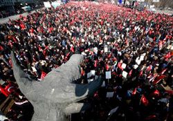 200 BİN KİŞİ TÜRBANI PROTESTO ETTİ